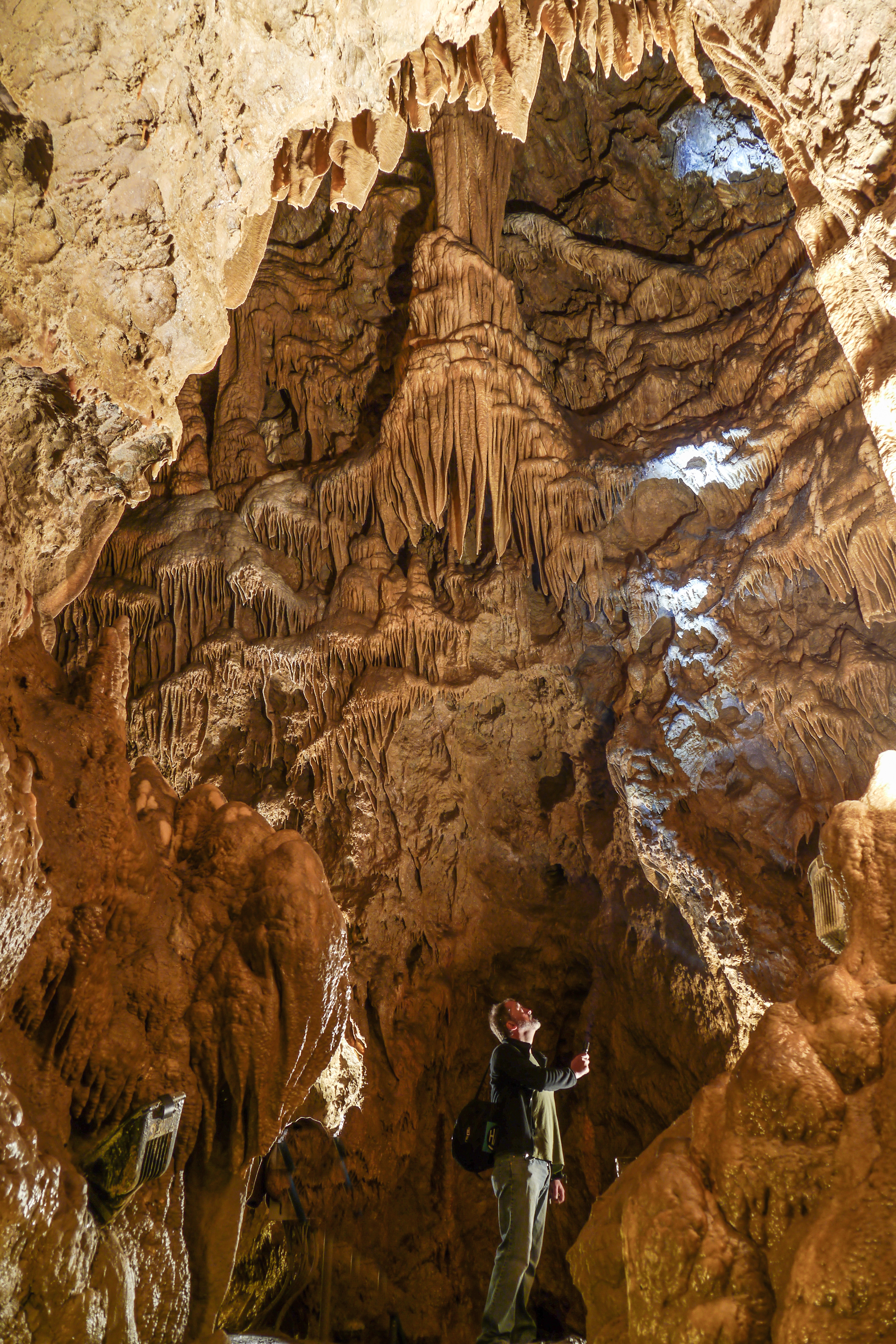 Un visiteur admire les concrétions de la Grotte de l'Abîme à Comblain-au-Pont