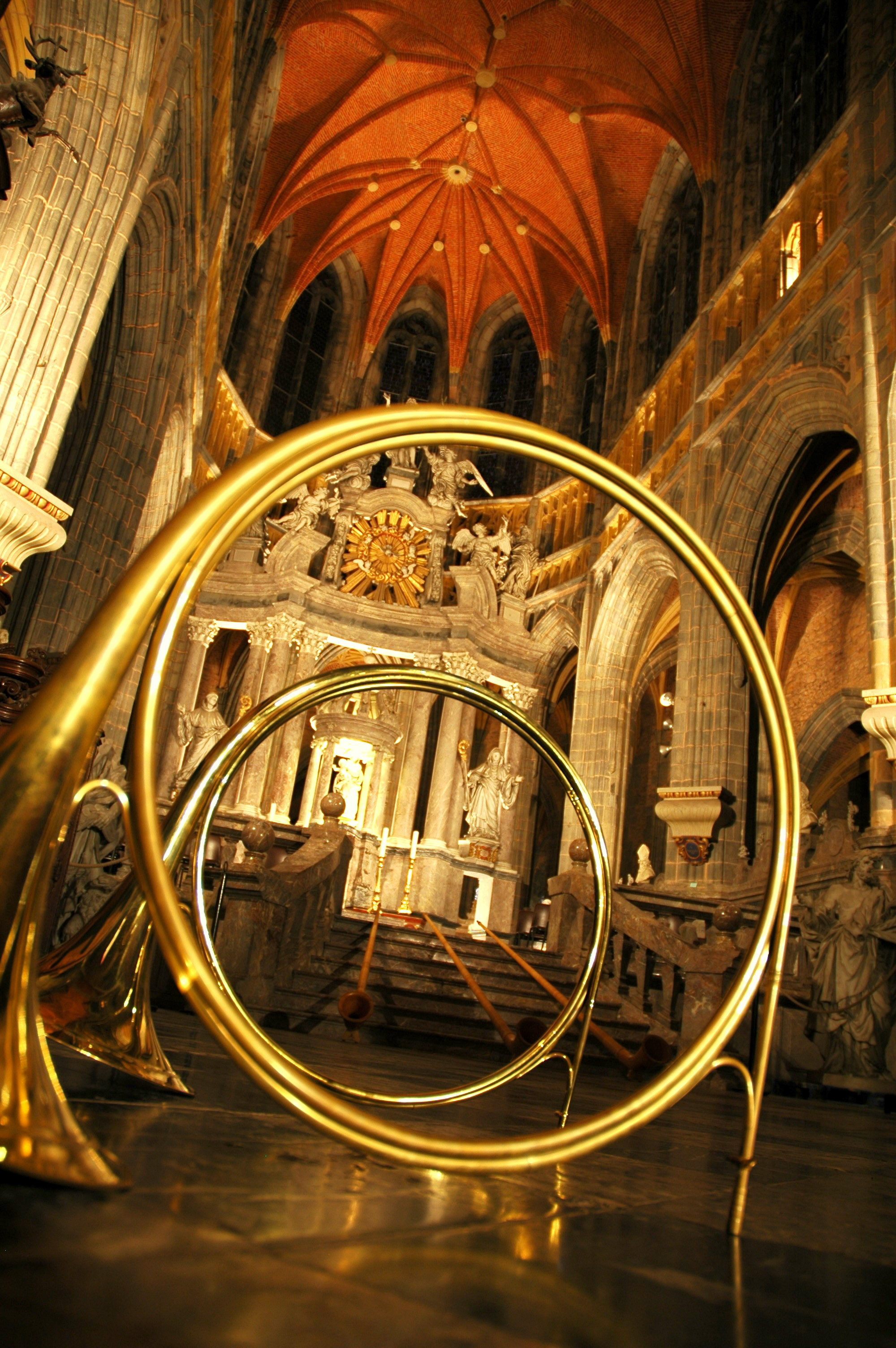 Le cor de chasse et intérieur de la basilique Saint-Pierre à Saint-Hubert 